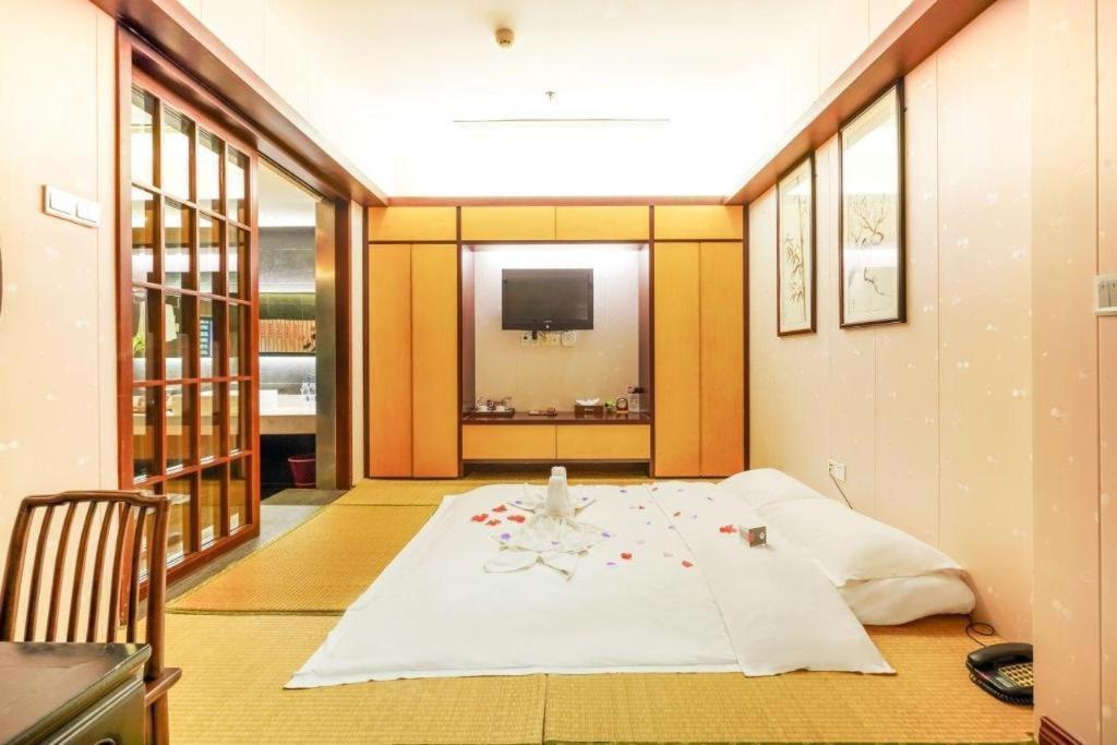 Suzhou Phoenix Hotspring Resort Zhangjiagang Bagian luar foto