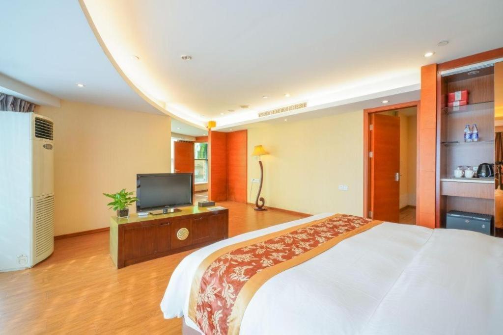 Suzhou Phoenix Hotspring Resort Zhangjiagang Bagian luar foto