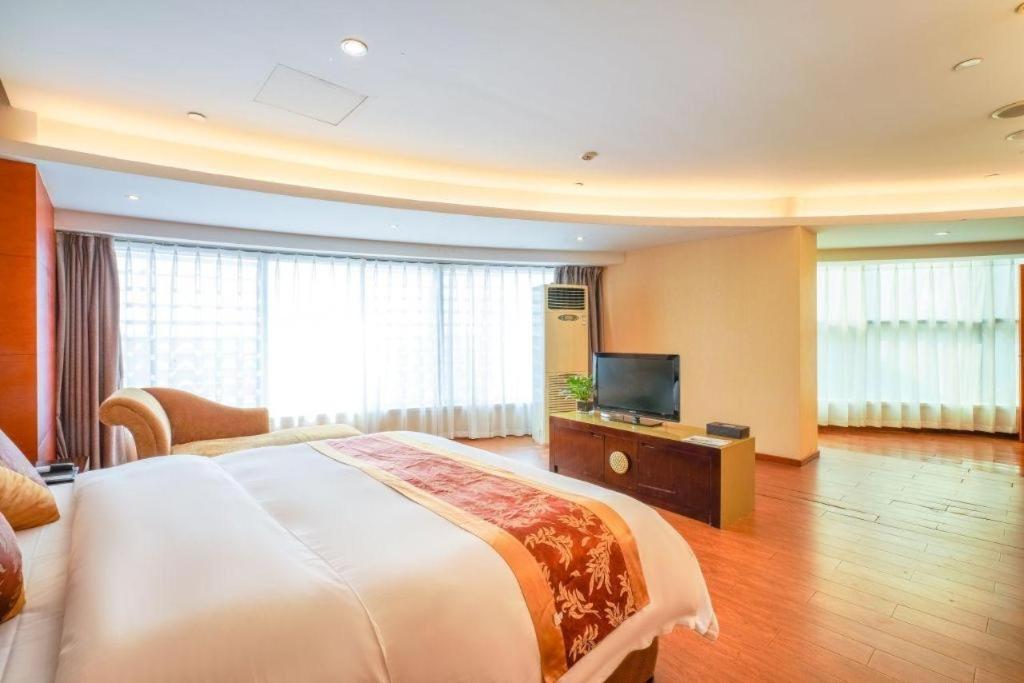 Suzhou Phoenix Hotspring Resort Zhangjiagang Bagian luar foto